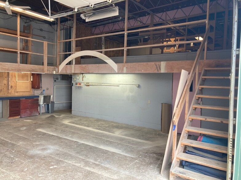 3046 Industrial Blvd, Bethel Park, PA for lease - Building Photo - Image 3 of 25