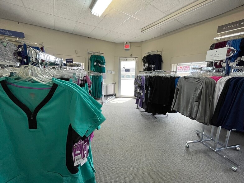 249 Old Country Rd, Carle Place, NY for sale - Interior Photo - Image 2 of 13