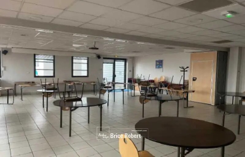 Office in Miribel for lease - Building Photo - Image 2 of 12