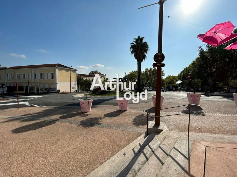 Retail in Fréjus for lease - Building Photo - Image 2 of 5