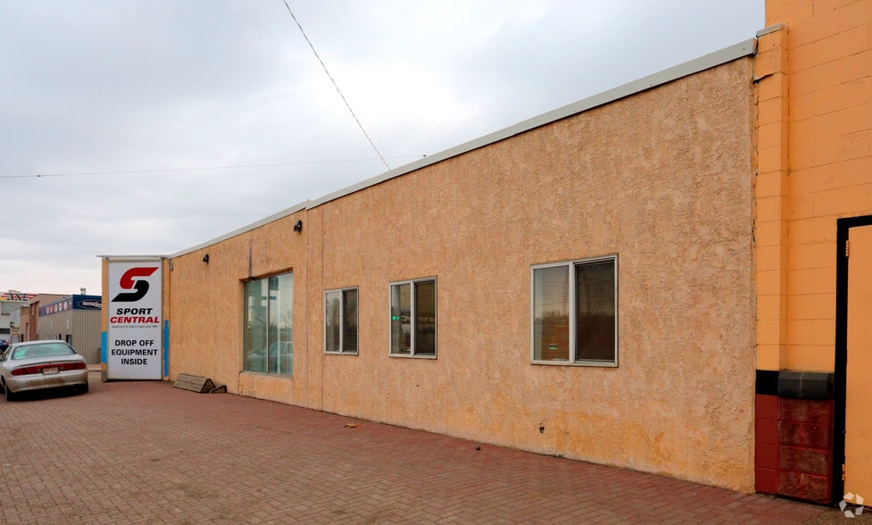 11847 Wayne Gretzky Dr NW, Edmonton, AB for sale - Building Photo - Image 2 of 2