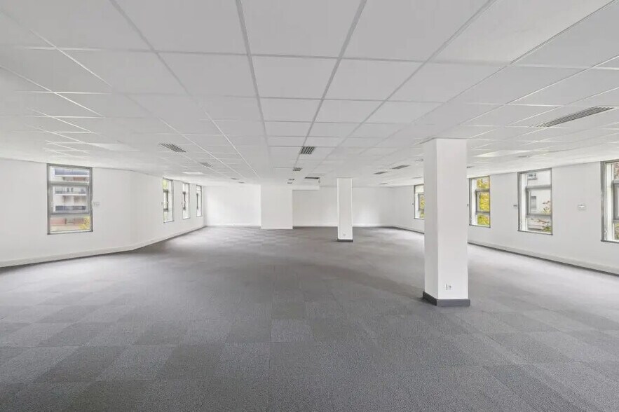 6-8 Rue Eugène Et Armand Peugeot, Rueil-Malmaison for sale - Building Photo - Image 1 of 12