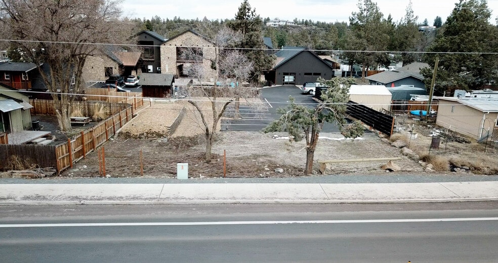 Land and Flex Building portfolio of 2 properties for sale on LoopNet.com - Primary Photo - Image 2 of 2