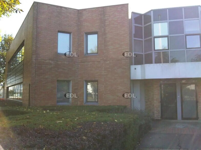 Flex in Chelles for lease - Building Photo - Image 2 of 2