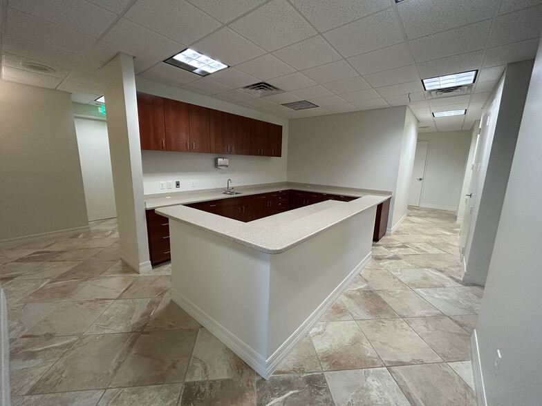 9410 Fountain Medical Ct, Bonita Springs, FL for lease - Building Photo - Image 3 of 16