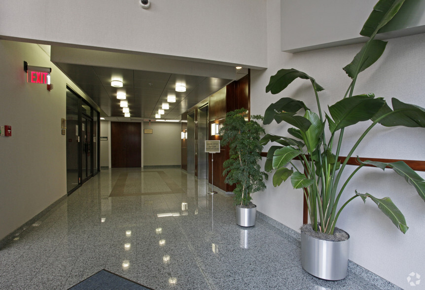 300 S Pine Island Rd, Plantation, FL for lease - Lobby - Image 2 of 24