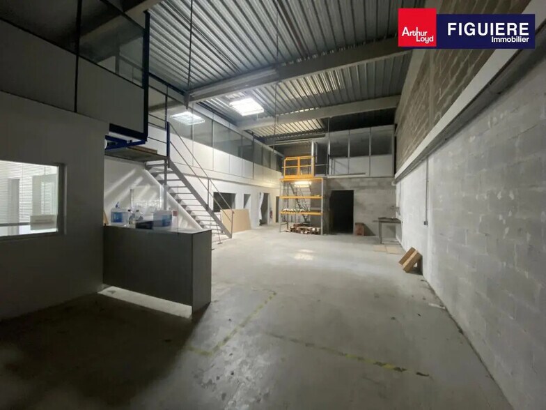 Flex in Martigues for lease - Interior Photo - Image 2 of 13