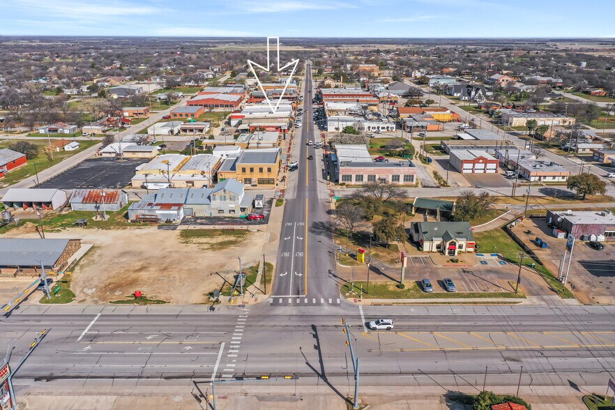 207 Clay St, Nocona, TX for sale - Building Photo - Image 2 of 29