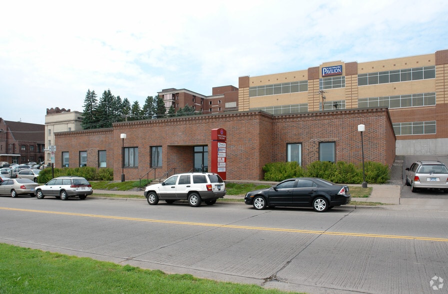 925 E Superior St, Duluth, MN for lease - Primary Photo - Image 1 of 3