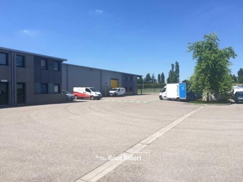 Office in Vaulx-en-Velin for lease - Building Photo - Image 3 of 4