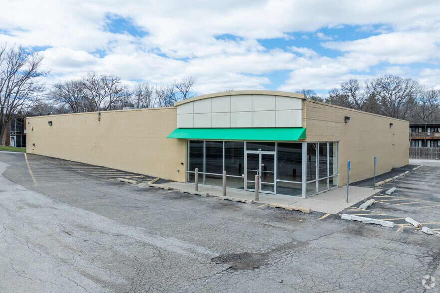 2833 Douglas Ave, Des Moines, IA for lease - Building Photo - Image 1 of 5