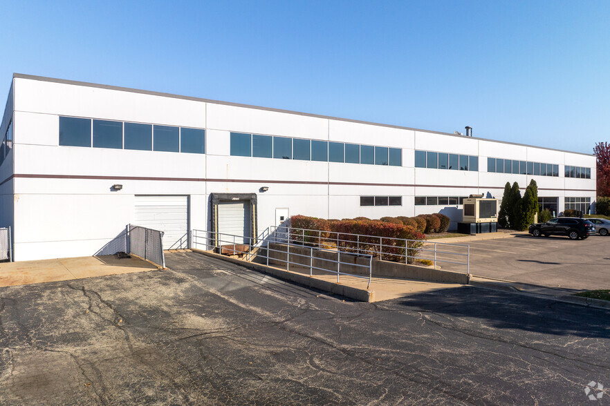 1391 Corporate Dr, Mchenry, IL for lease - Building Photo - Image 3 of 19