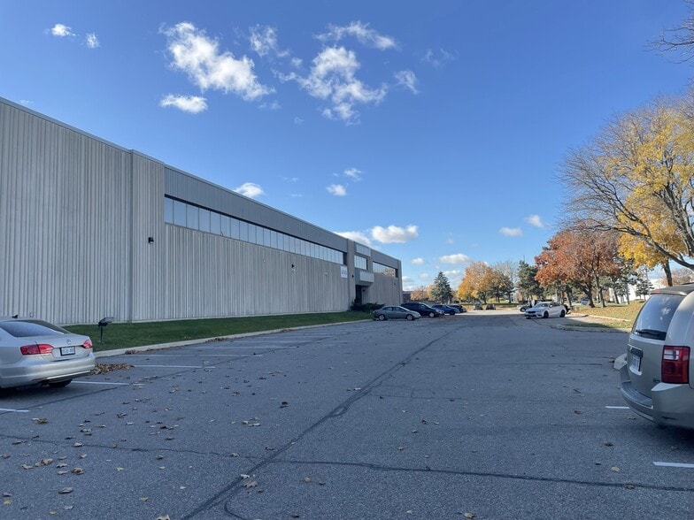 1330 Courtneypark Dr E, Mississauga, ON for lease - Building Photo - Image 1 of 5
