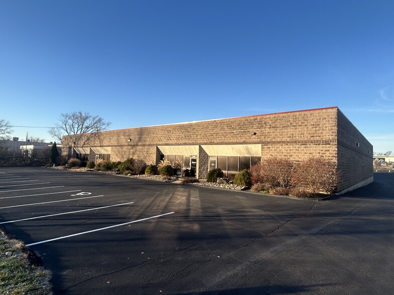 2661-2667 Metro Blvd, Maryland Heights, MO for lease - Building Photo - Image 1 of 3