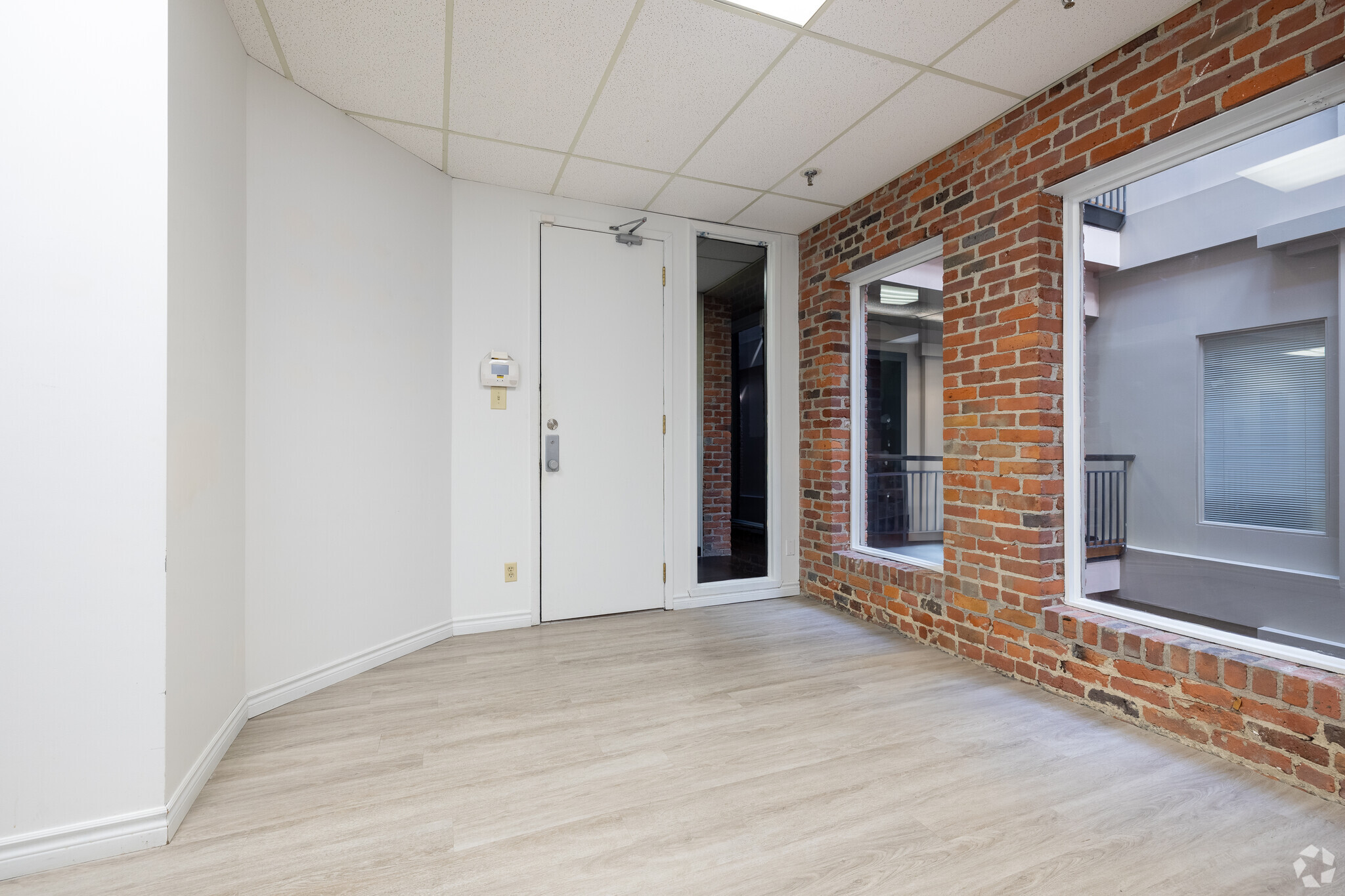 358-362 Rue Notre-Dame E, Montréal, QC for lease Interior Photo- Image 1 of 5