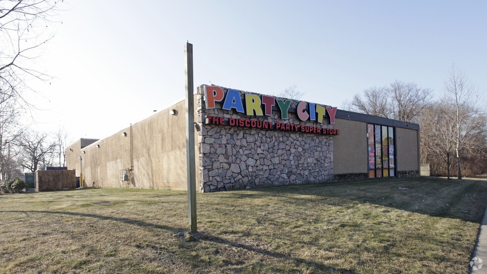 2396 Sunrise Hwy, Islip, NY for lease - Building Photo - Image 2 of 2