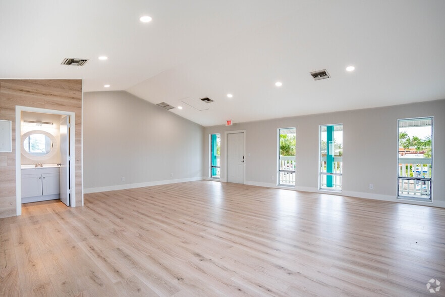 16387 S Tamiami Trl, Fort Myers, FL for lease - Interior Photo - Image 1 of 9