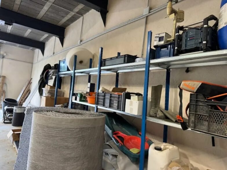 Industrial in Porte des Pierres Dorées for lease - Building Photo - Image 3 of 4