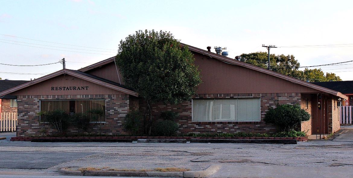 201 Boothe Dr, Eagle Lake, TX 77434