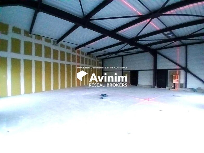 Retail in Saint-Jean-de-la-Ruelle for lease - Interior Photo - Image 3 of 4