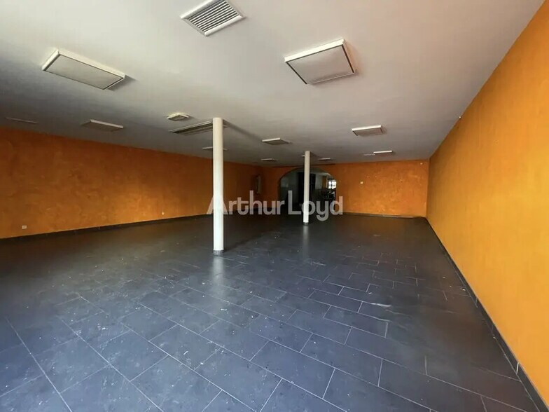 Retail in Reims for lease - Interior Photo - Image 3 of 7