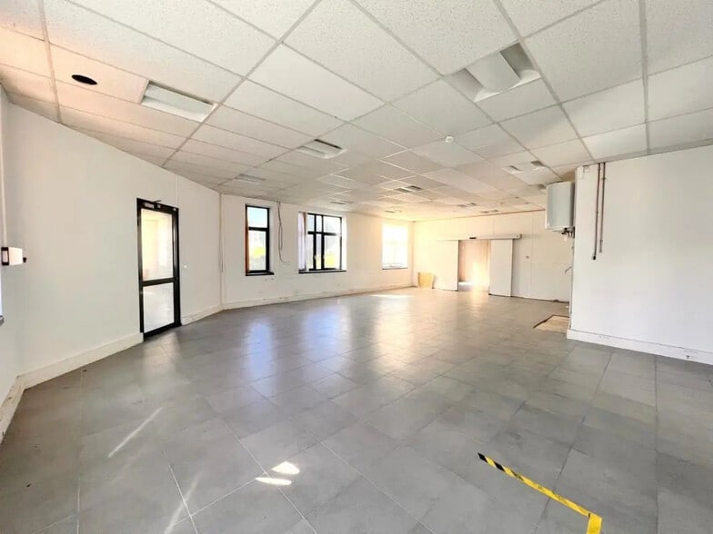 Office in Montigny-le-Bretonneux for lease - Interior Photo - Image 3 of 14