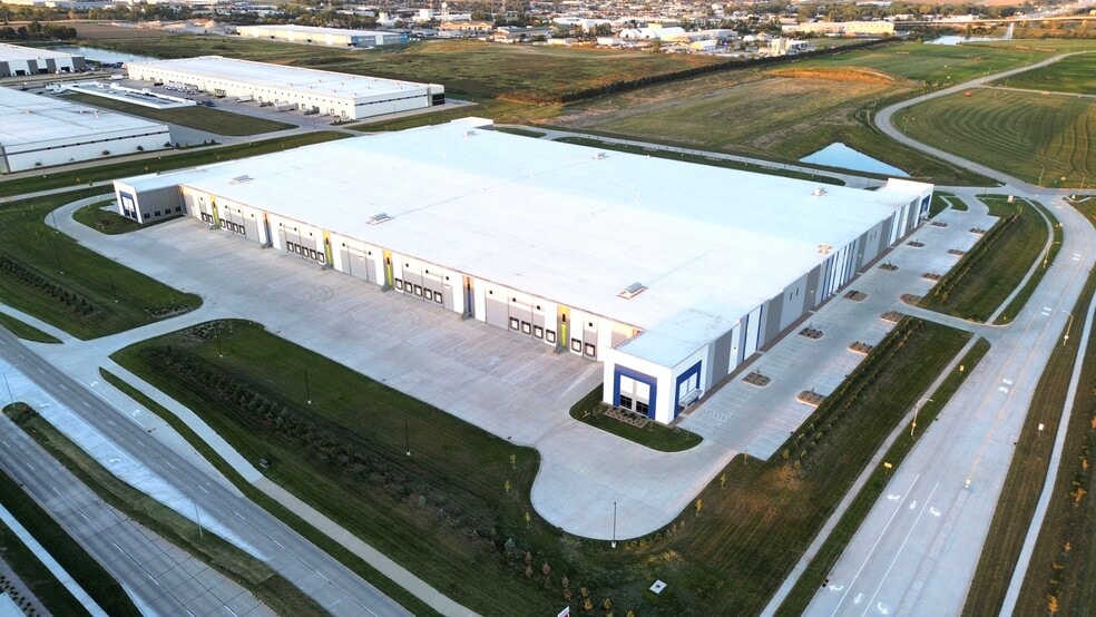 12501 Plum Dr, Urbandale, IA for lease - Building Photo - Image 3 of 7