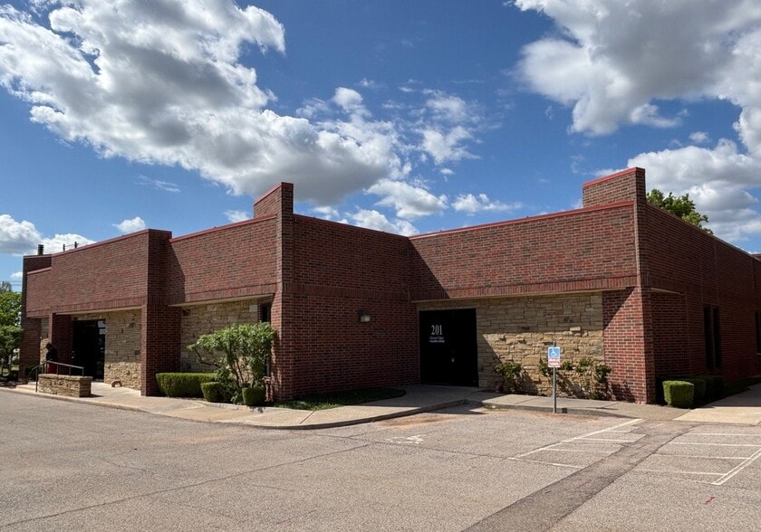 7100 N Classen Blvd, Oklahoma City, OK for sale - Building Photo - Image 3 of 8