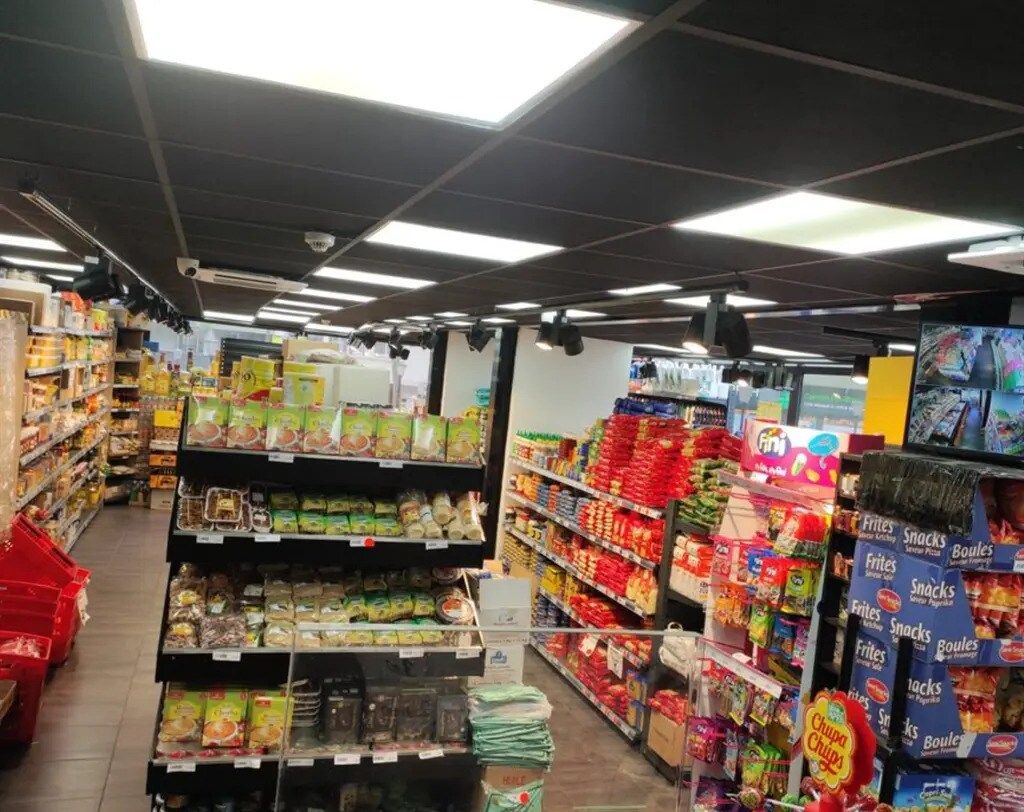 Retail in Paris for lease Interior Photo- Image 1 of 3