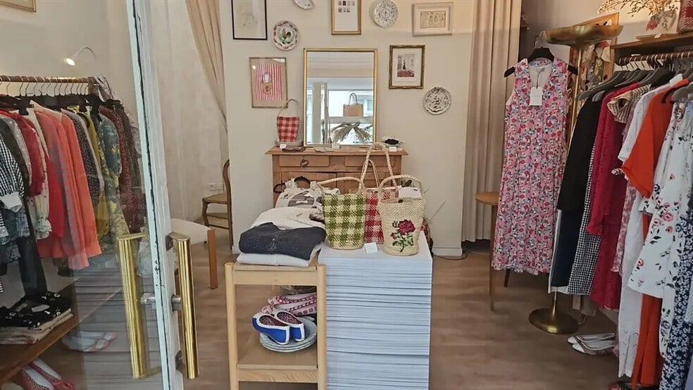 Retail in Paris for lease - Interior Photo - Image 3 of 3