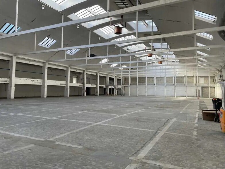 Retail in La Courneuve for lease - Building Photo - Image 1 of 11