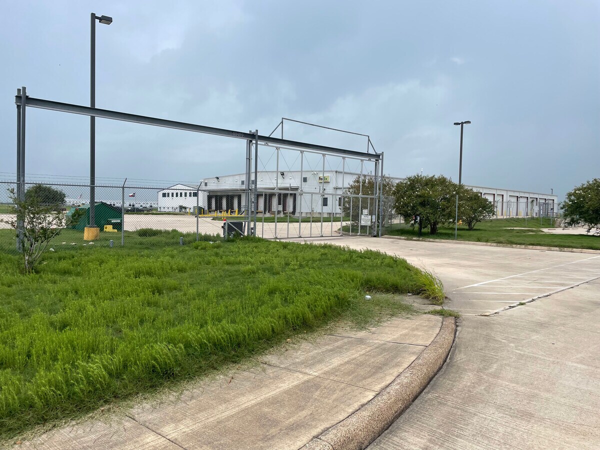 6509 N Lone Tree Rd, Victoria, TX 77905 Former FedEx Ground Facility
