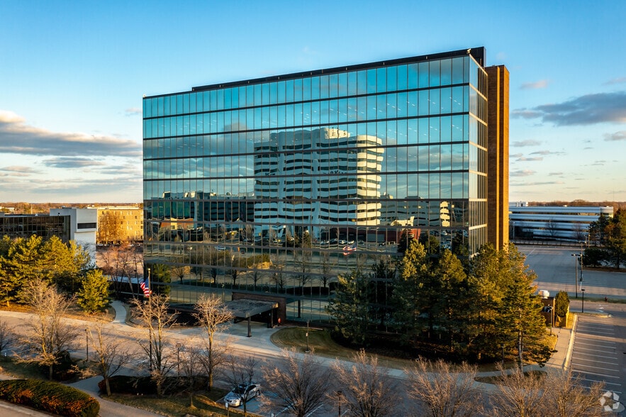 999 W Big Beaver Rd, Troy, MI for lease - Building Photo - Image 2 of 16