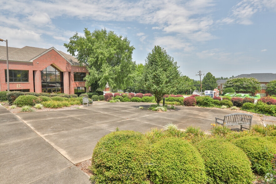 330 Pelham Rd, Greenville, SC for lease - Building Photo - Image 3 of 10