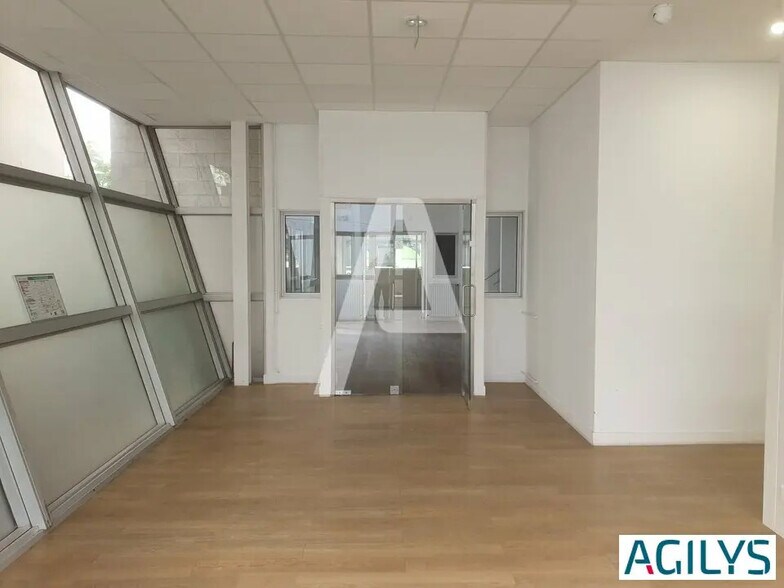 Flex in Champigny-sur-Marne for lease - Interior Photo - Image 2 of 10