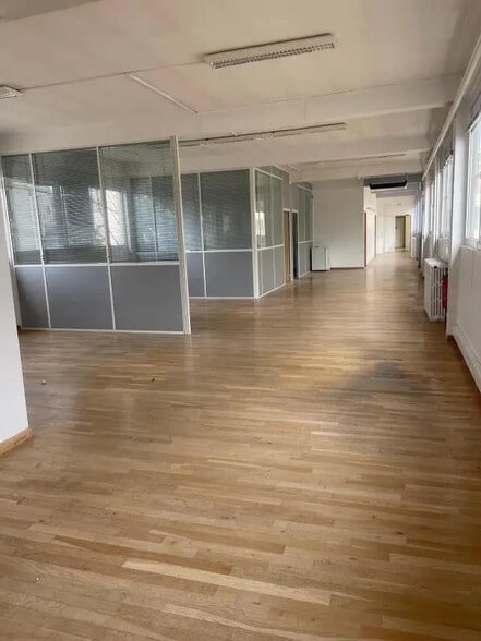 Office in Nanterre for lease - Interior Photo - Image 2 of 9