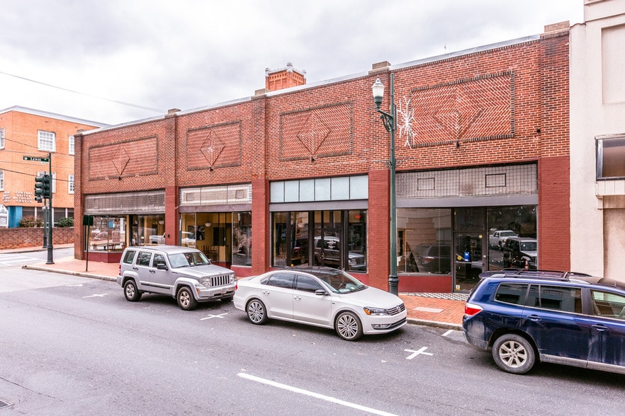 117 W Beverley St, Staunton, VA 24401