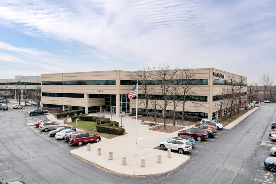 3030 W Salt Creek Ln, Arlington Heights, IL for lease - Building Photo - Image 1 of 8