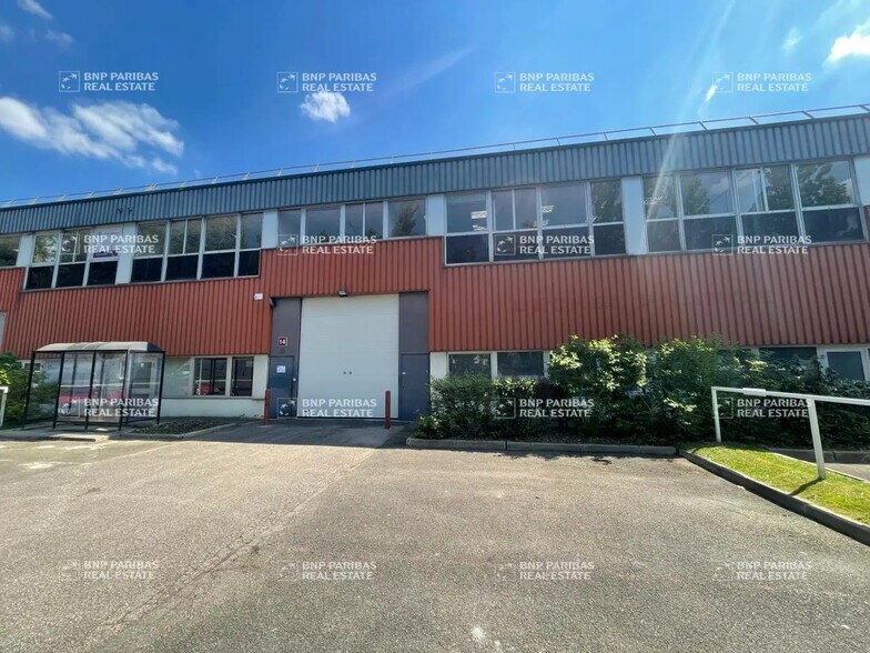 Flex in Trappes for lease - Building Photo - Image 2 of 7
