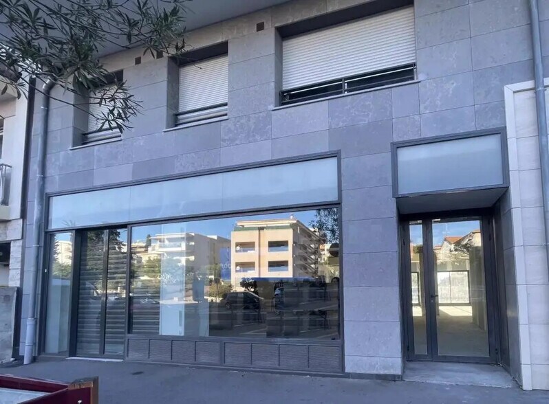Retail in Cagnes-sur-Mer for lease - Building Photo - Image 1 of 24