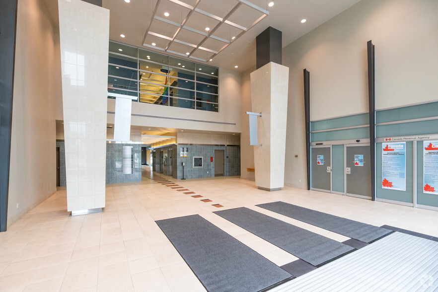 5800 Hurontario St, Mississauga, ON for lease - Lobby - Image 2 of 6