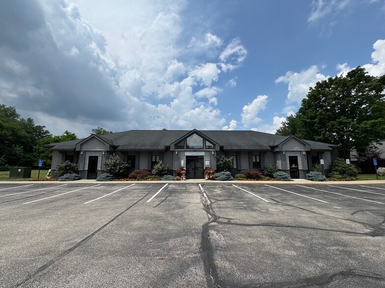 4332 S Cleveland Massillon Rd, Norton, OH for lease - Primary Photo - Image 1 of 9