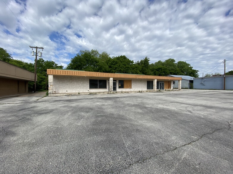 813-817 N Grand Ave, Gainesville, TX for lease - Primary Photo - Image 1 of 11