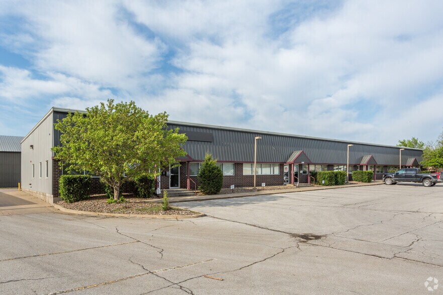 10190 Hickman Ct, Clive, IA for sale - Primary Photo - Image 1 of 1