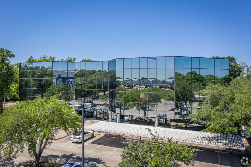 222 Pennbright Dr, Houston, TX for lease - Building Photo - Image 2 of 15