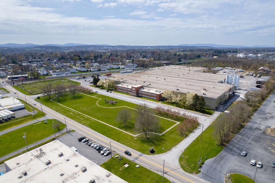 465 Railroad Ave, Camp Hill, PA for lease - Building Photo - Image 2 of 5