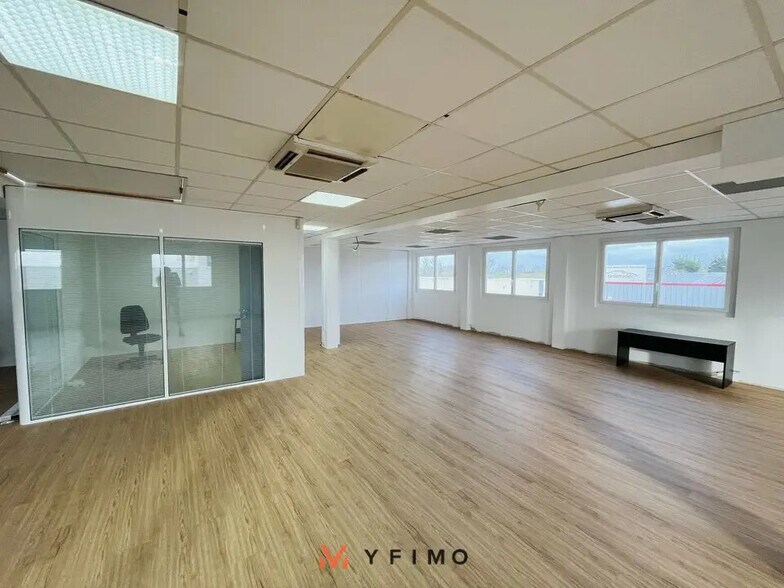 Office in Buc for lease - Interior Photo - Image 2 of 4