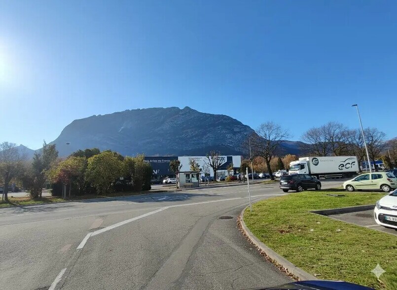 Retail in SAINT EGREVE for lease - Building Photo - Image 3 of 6