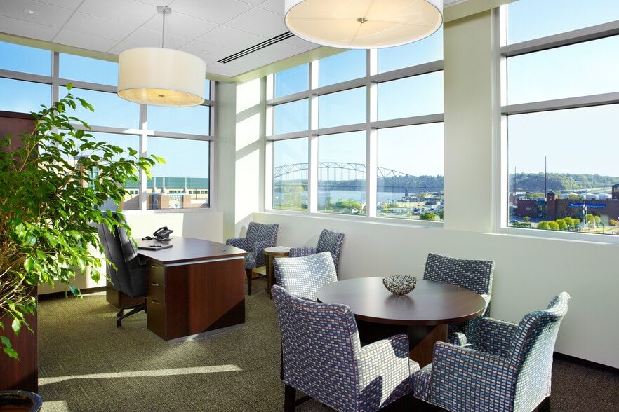 385 Bell St, Dubuque, IA for sale - Interior Photo - Image 2 of 12