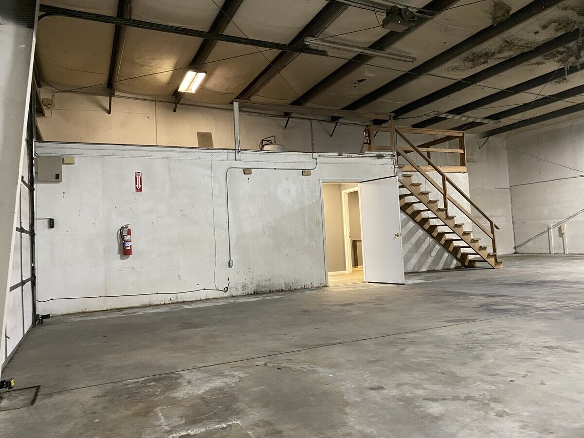 4612 Pinewood Rd, Louisville, KY 40218